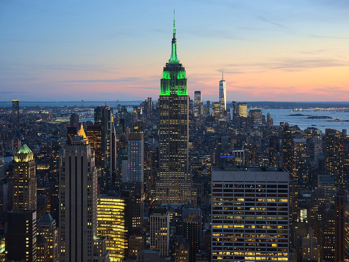 View_of_Empire_State_Building_from_Rockefeller_Center_New_York_City_dllu.jpg